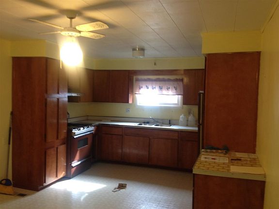3rd image of 621 N Cherry St