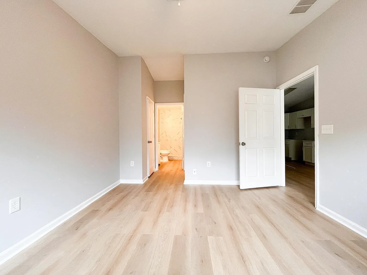 3 bed, 2.0 bath, 1000 sqft, $2,350 — Photo 4