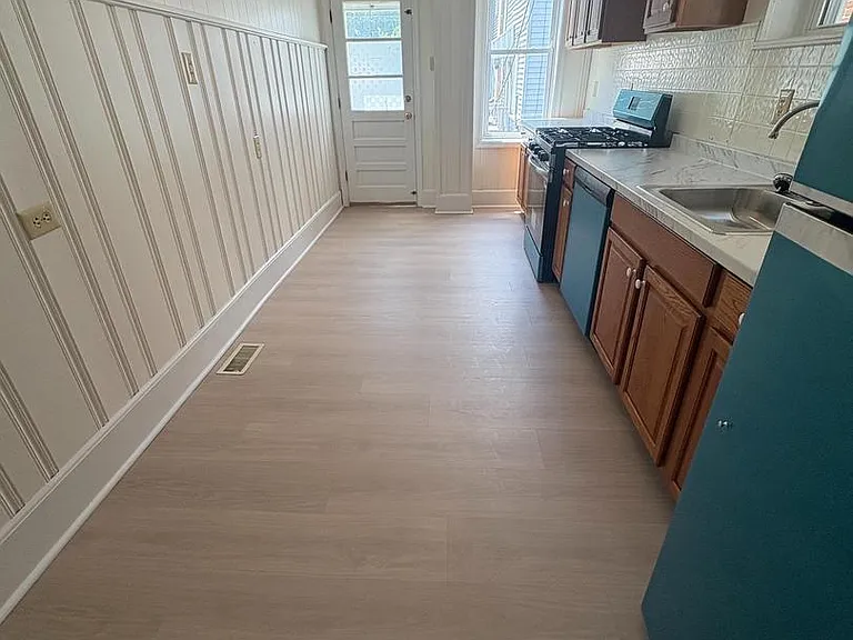 604 Hunter St — Photo 2