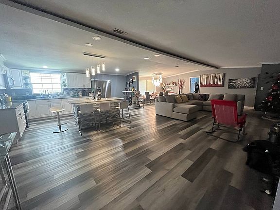 3rd image of 472 Greenwood Ln
