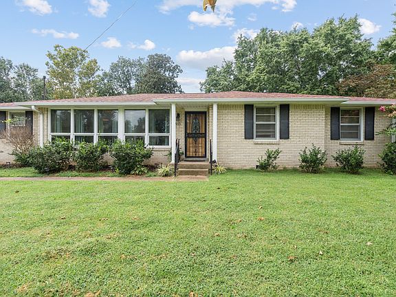 4th image of 913 Crownhill Dr