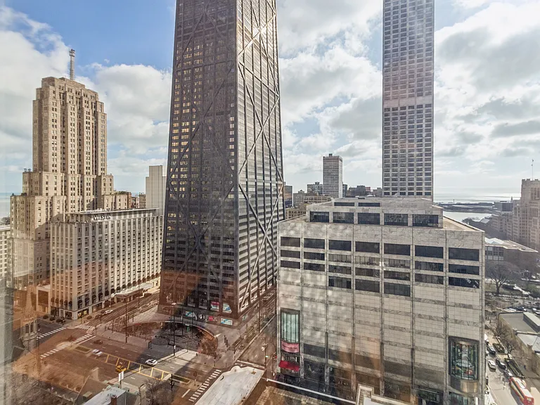 111 E Chestnut St #25F — Photo 2