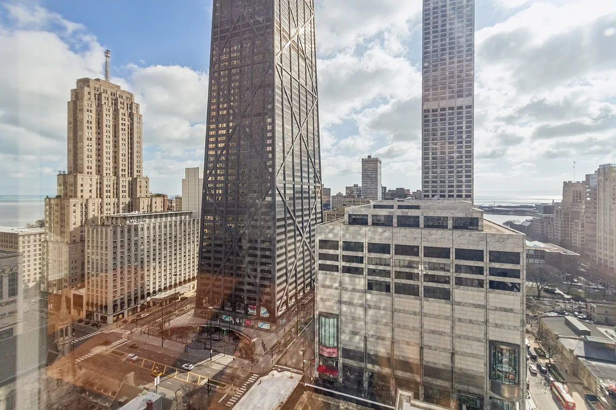 Building Photo - 111 E Chestnut St #25F