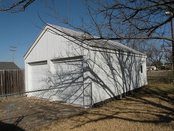 3rd image of 809 Poplar Dr