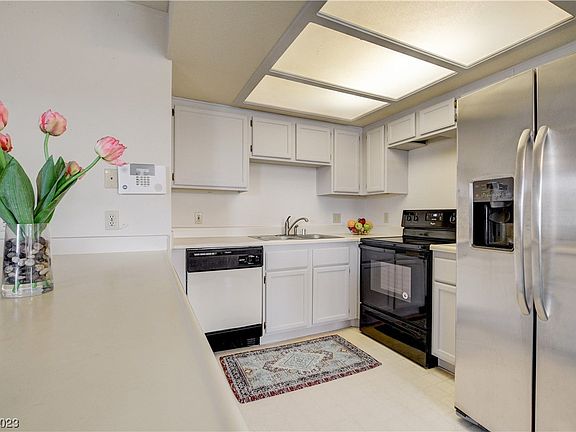 5th image of 324 S Buffalo Dr Unit 202