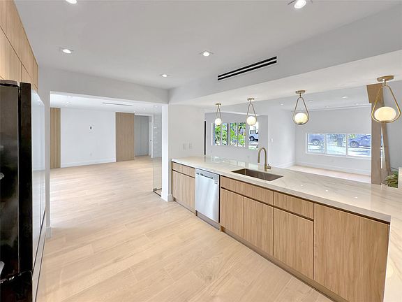4th image of 729 NE 17th Terrace