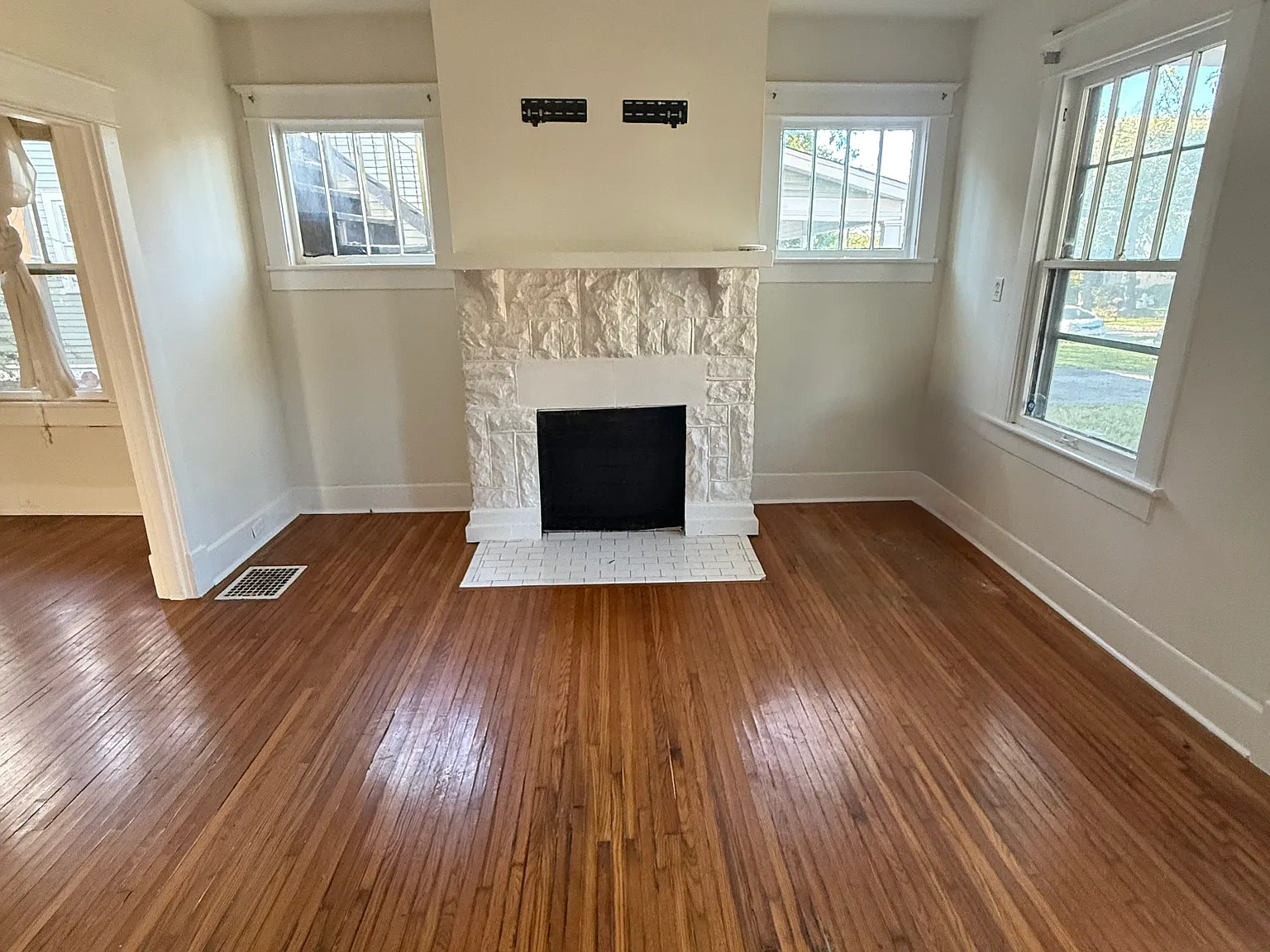 2 bed, 1300 sqft, $2,400 — Photo 3