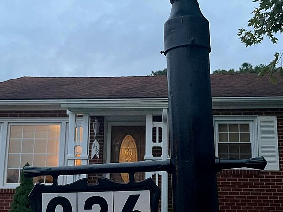 2nd image of 936 Vine Ave