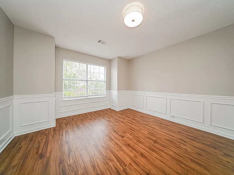 301 Othello Dr — Photo 4