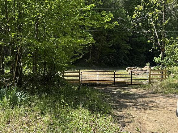 2nd image of 915 Chestnut Valley Rd
