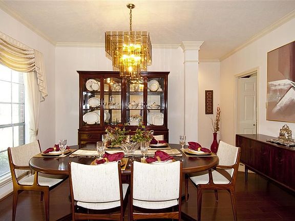3rd image of 15919 Hickory Cove Dr