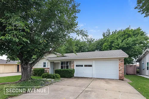 802 Memorial Dr Photo 1