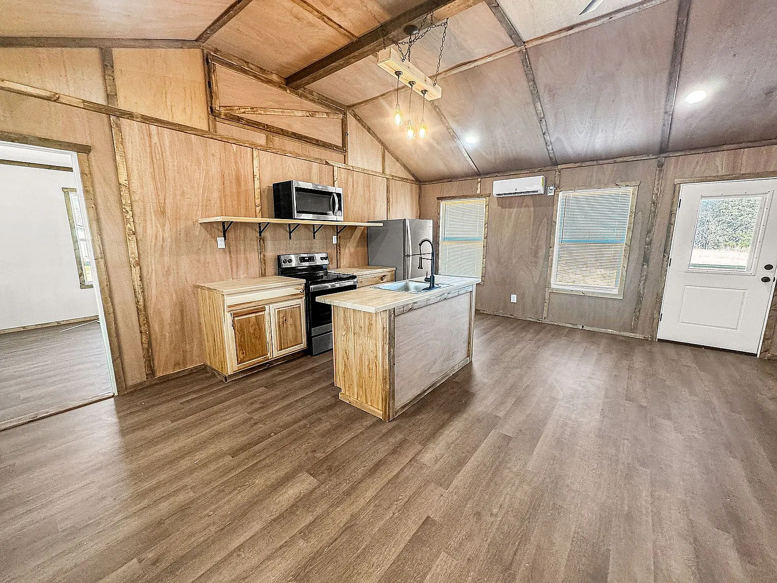 2 bed, 800 sqft, $1,595 — Photo 1