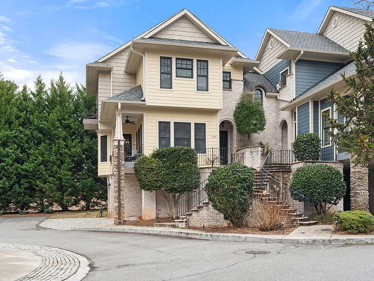 160 Park Pointe Cir #NA — Photo 1