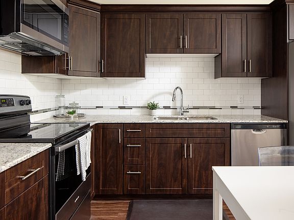 5th image of 225 Sandwich St N #415
