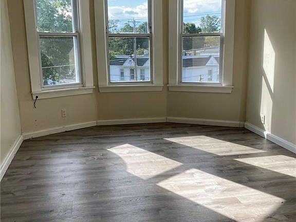 2nd image of 284 Putnam St #3R