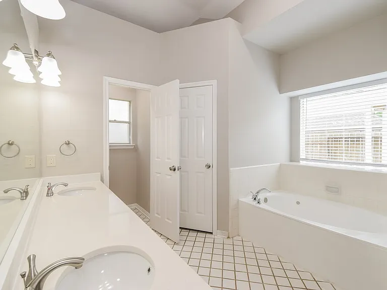 2819 Calender Lake Dr — Photo 11