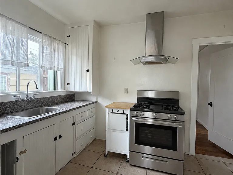 328 W Victoria St — Photo 6