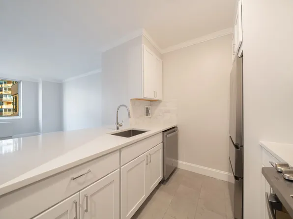 140 Riverside Boulevard image 6 of 28