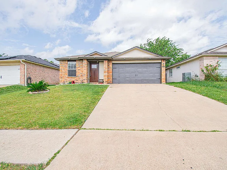 1213 Fox Creek Dr — Photo 1
