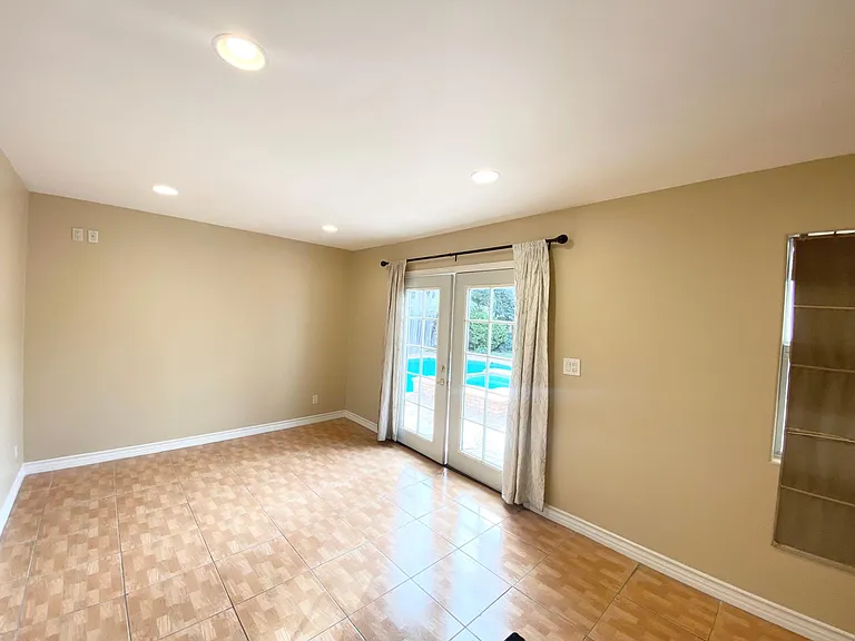 5960 Topeka Dr — Photo 31