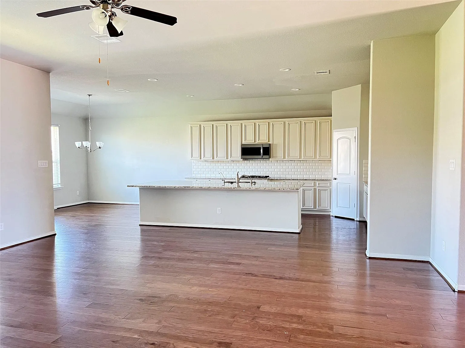 4 bed, 3.0 bath, 2615 sqft, $2,600 — Photo 2