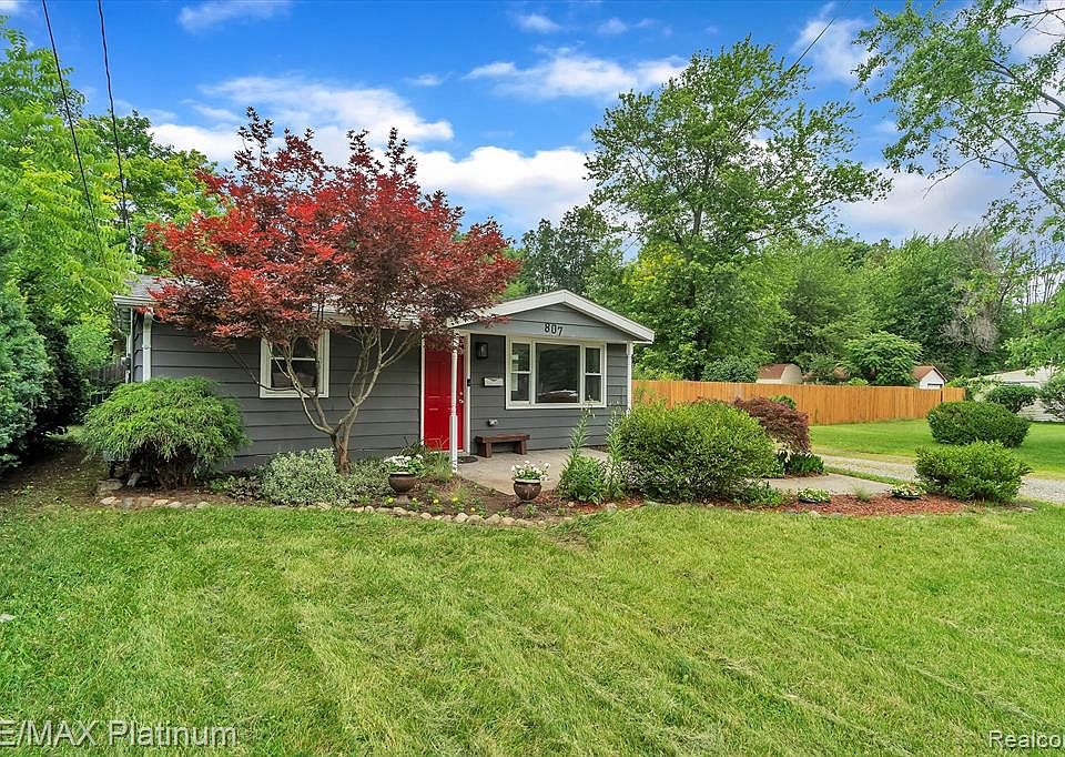 1st image of 807 Oak Park Dr