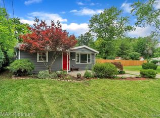 807 Oak Park Dr, Fenton, MI 48430