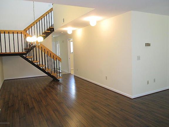 5th image of 23 Gloria Ct