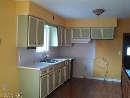 2nd image of 1350 Jeffery St