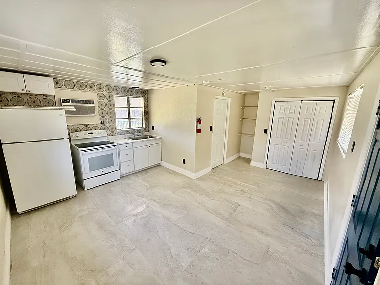 804 W Saint Petersburg Dr #804 — Photo 9