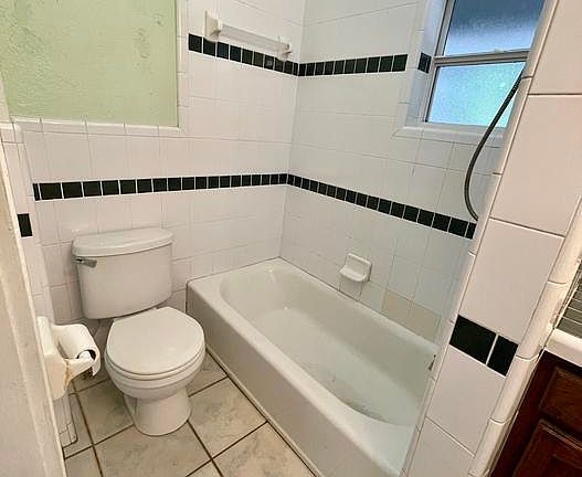 5th image of 824 NE 3rd Ave