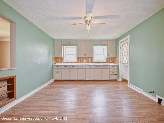 5th image of 327 Owosso St