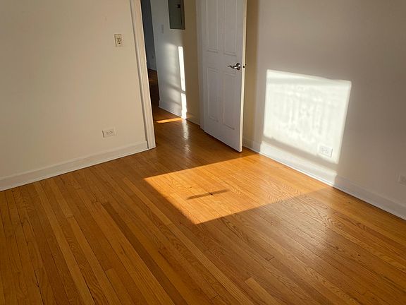 3rd image of 1950 W Leland Ave #1B