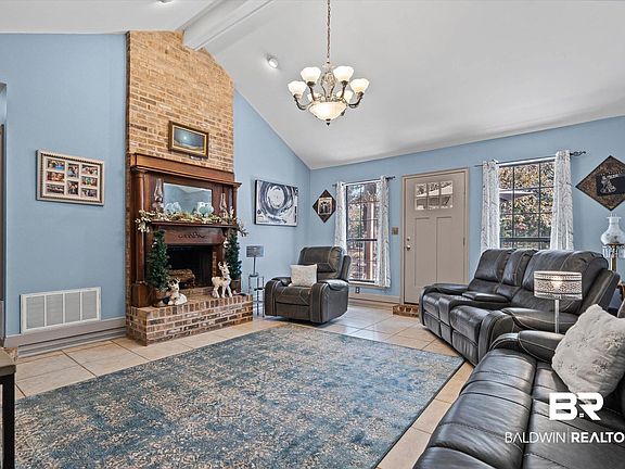 5th image of 3846 Leslie Rd