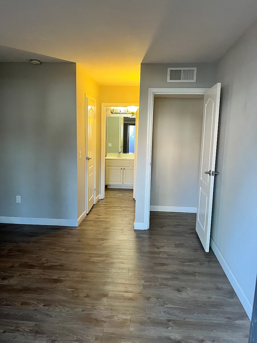 Building Photo - 12083 Alta Carmel Ct #31
