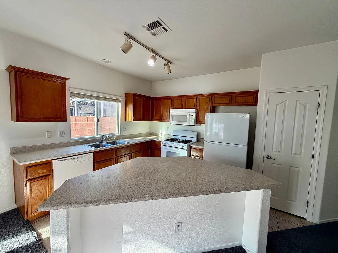 Cute NLV single storyhome near parks — Photo 3