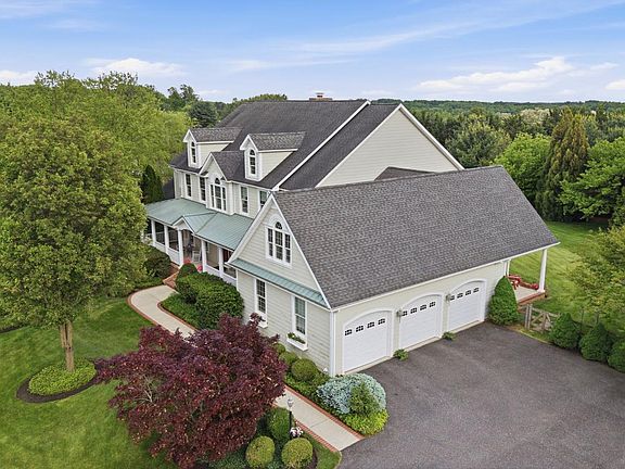 2nd image of 9 Deer Ridge Ct