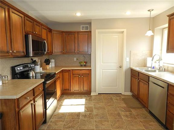 5th image of 1410 SW Cross Creek Dr