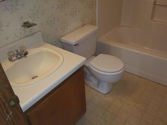 5th image of 1046 Robertson St
