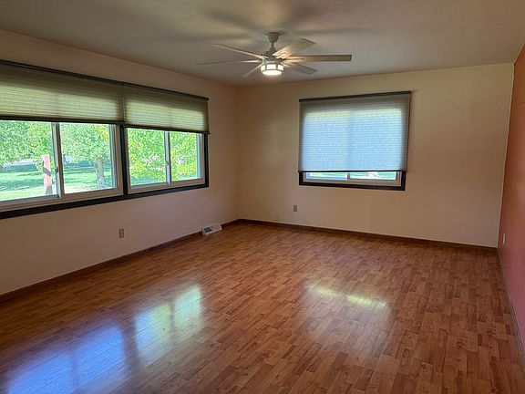 4th image of 105 Spruce Ln