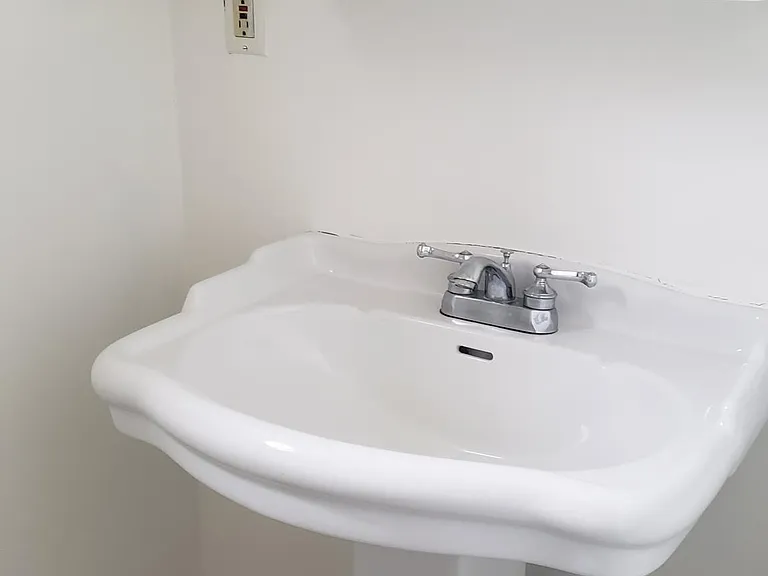 Bath pedestal sink
