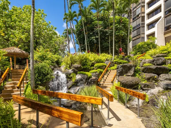 531 Hahaione St, Honolulu, HI