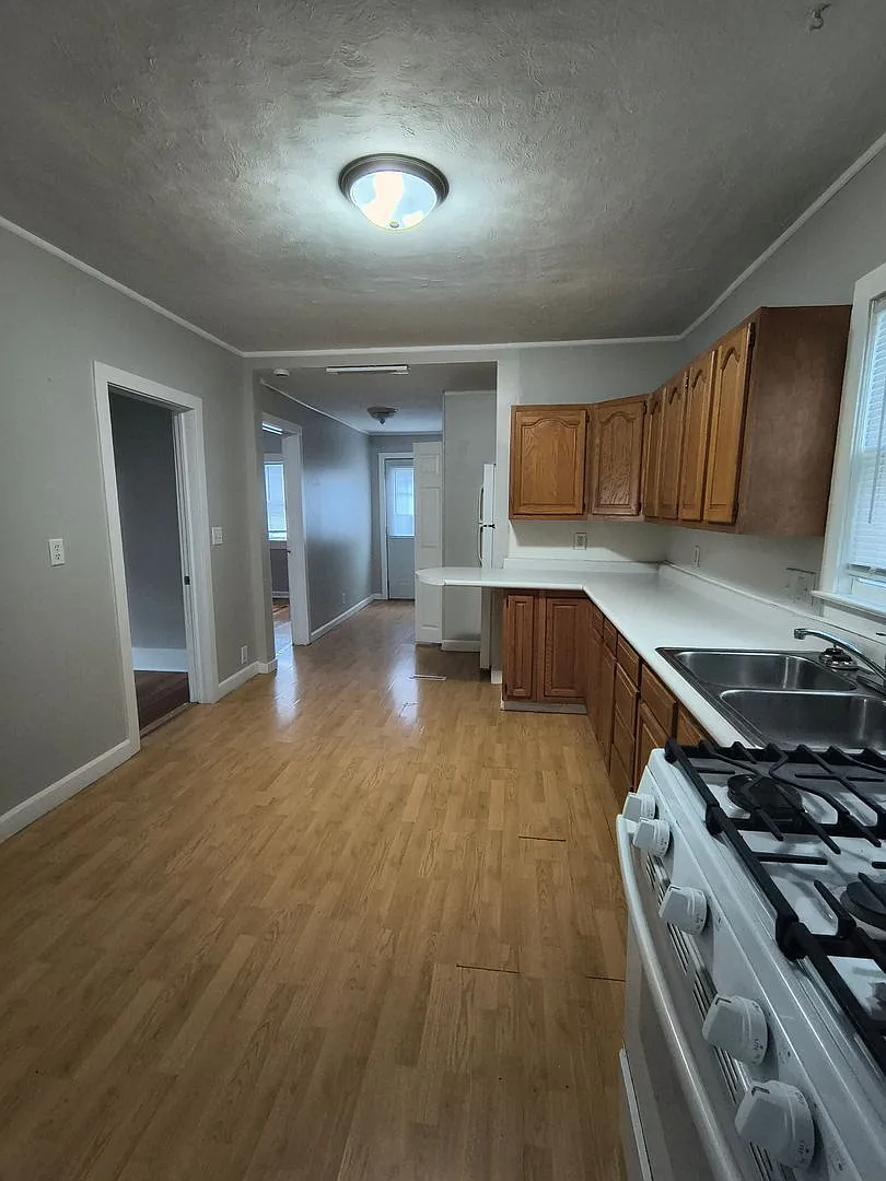 2 Bedroom Home with Basement & Garage — Photo 3