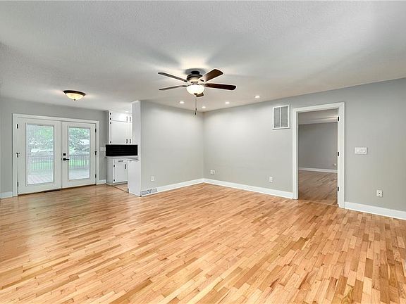 5th image of 11 Crestview Dr