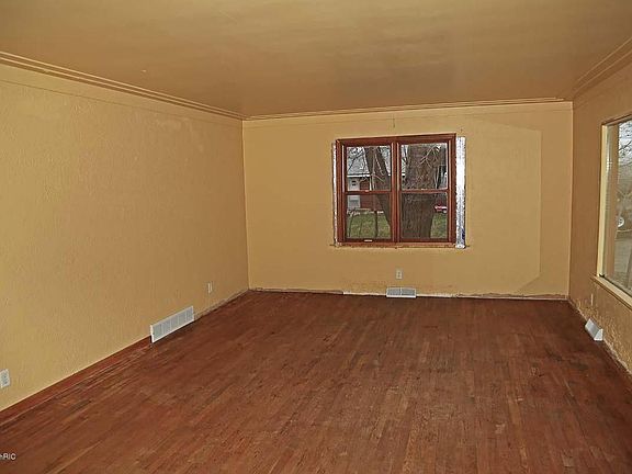 3rd image of 10842 Adams St