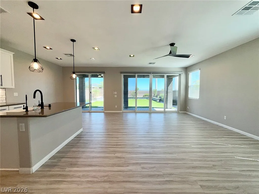 3 bed, 2.5 bath, 1892 sqft, $2,345 — Photo 4