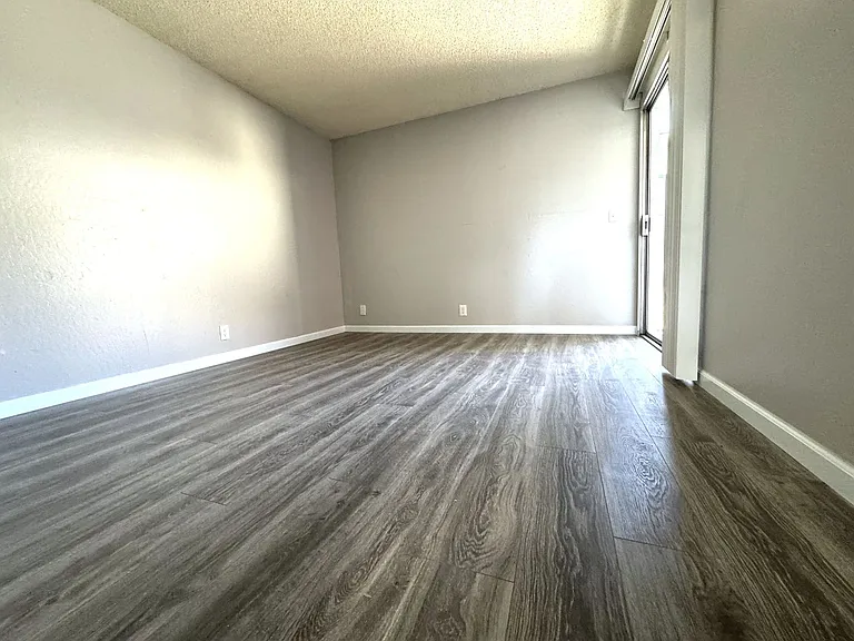 195 E Pacific Ave — Photo 10