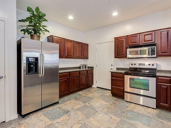 5th image of 3075 E Camellia Dr