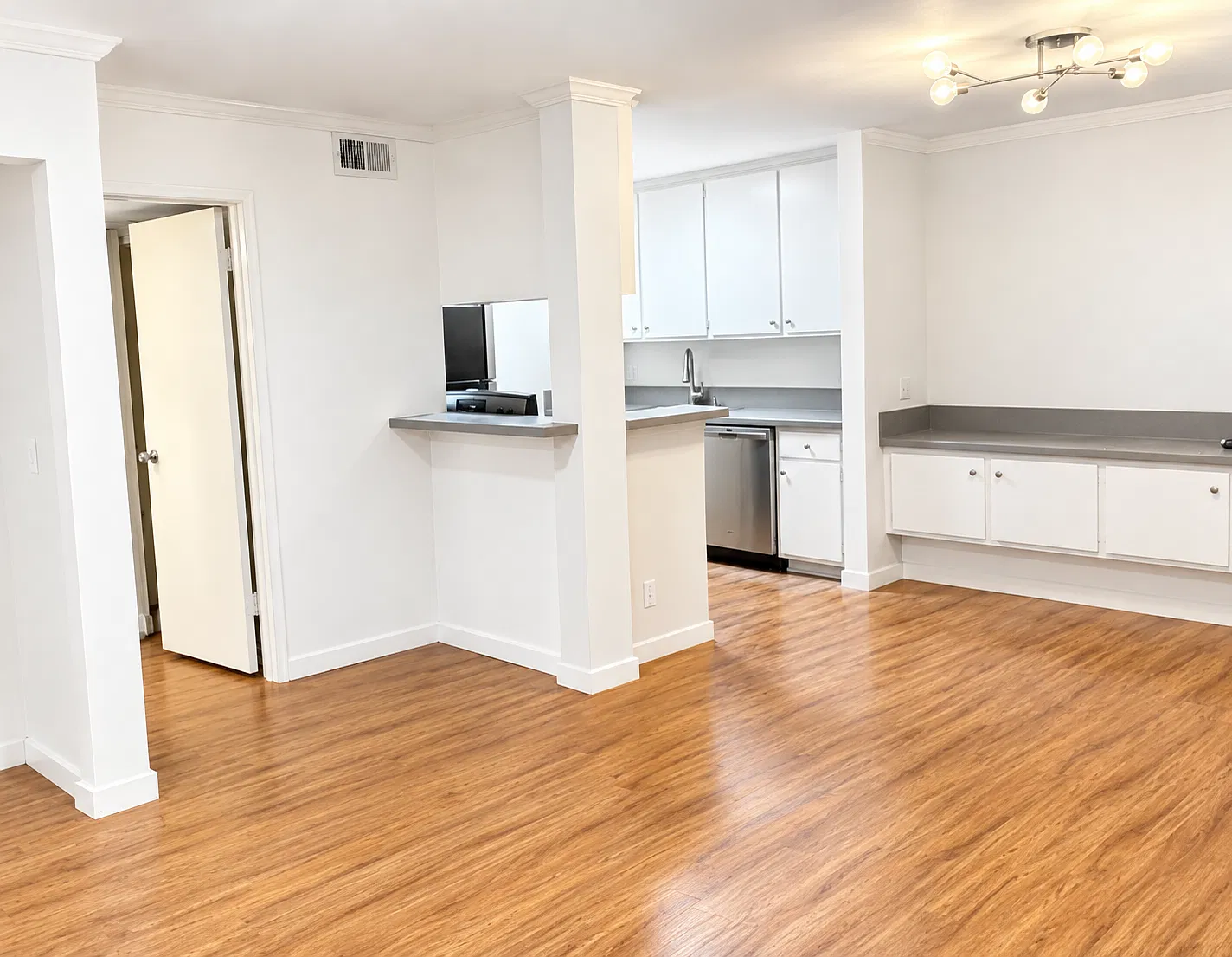 2 bed, 1037 sqft, $3,095 — Photo 1